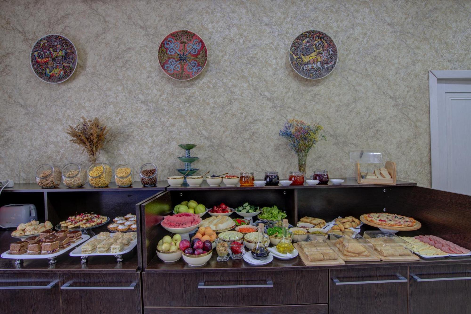 Shah Palace Hotel Bishkek Bagian luar foto