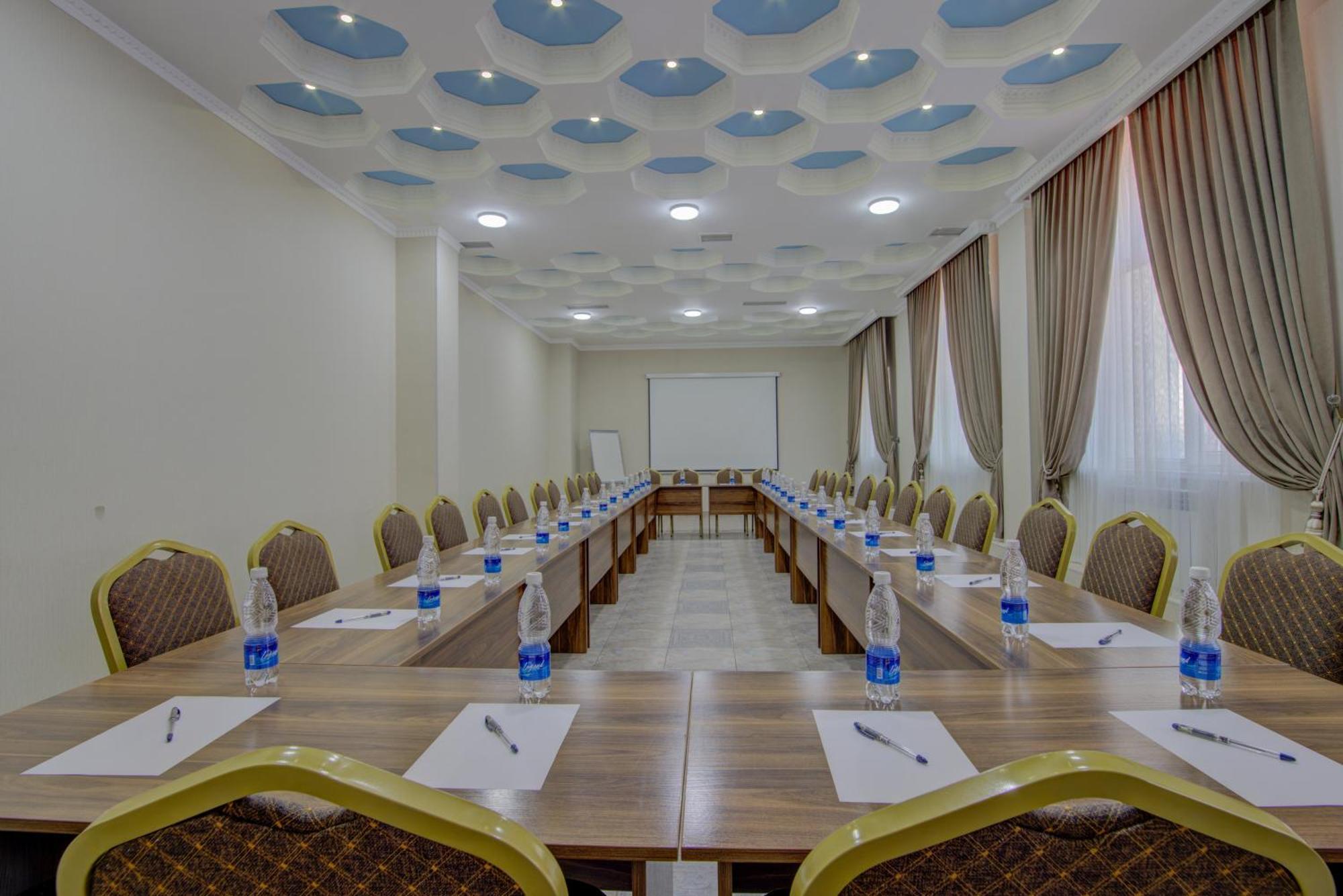 Shah Palace Hotel Bishkek Bagian luar foto