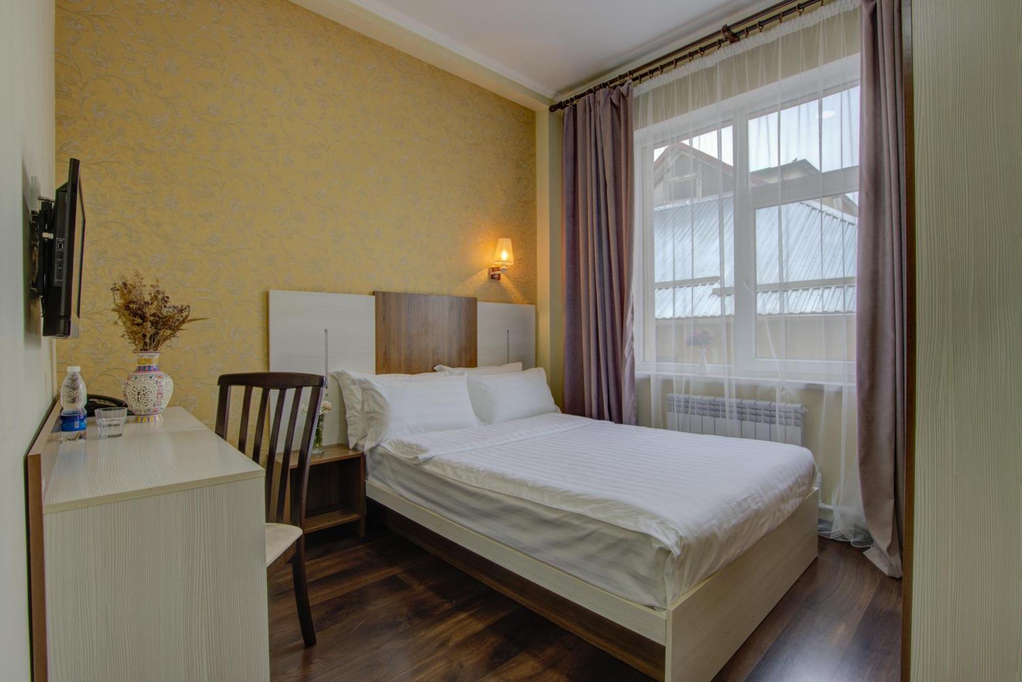 Shah Palace Hotel Bishkek Bagian luar foto