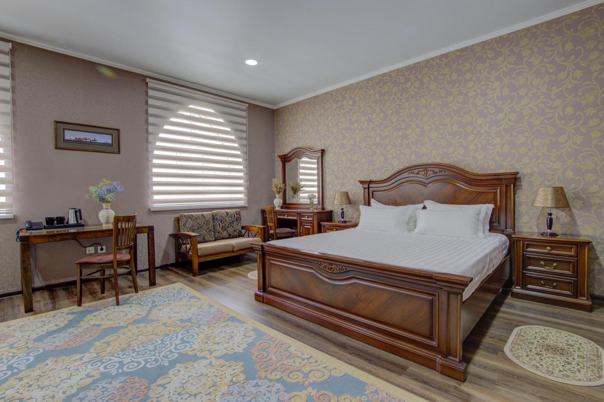 Shah Palace Hotel Bishkek Bagian luar foto