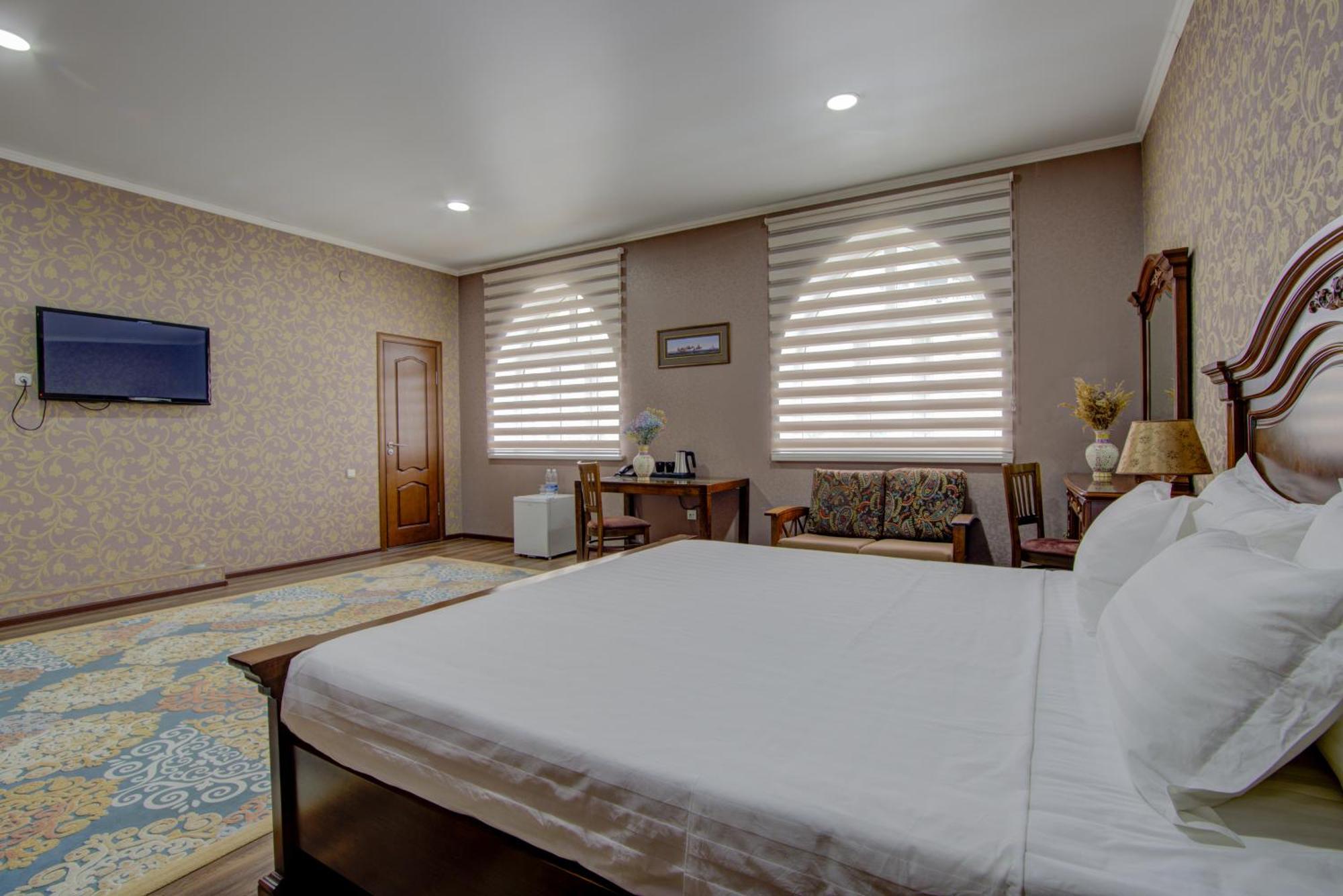 Shah Palace Hotel Bishkek Bagian luar foto