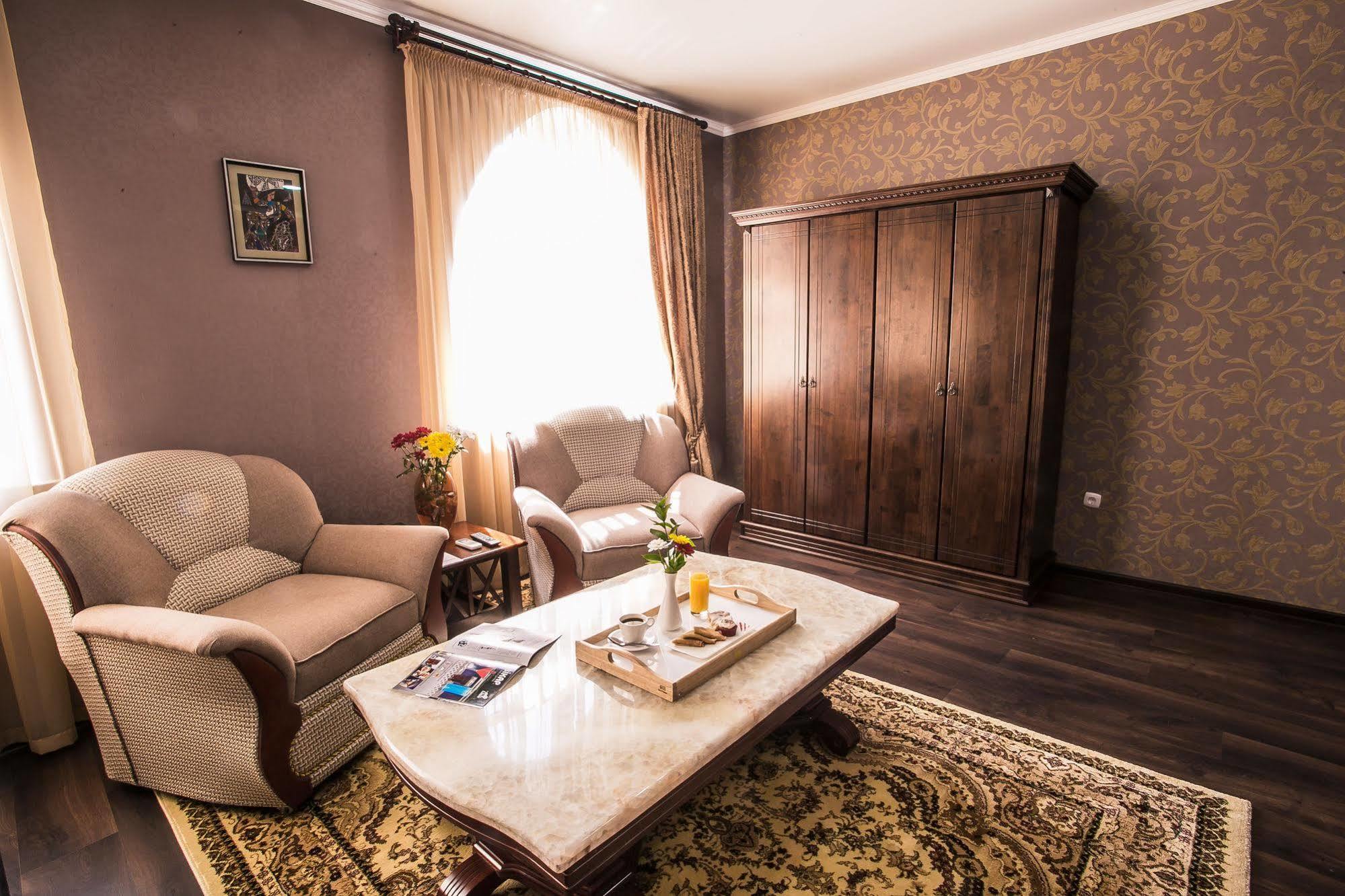 Shah Palace Hotel Bishkek Bagian luar foto